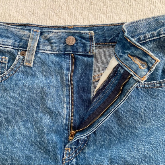 Levi’s High Waisted Mom Shorts - Picture 5 of 7